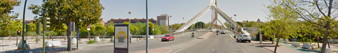 Un mupi publicitario en el puente de la Barqueta en Sevilla